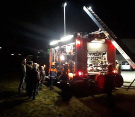 Mitglieder der Jugendfeuerwehr erläutern den Besuchern des Kalendertürchens das Hilfeleistungslöschfahrzeug