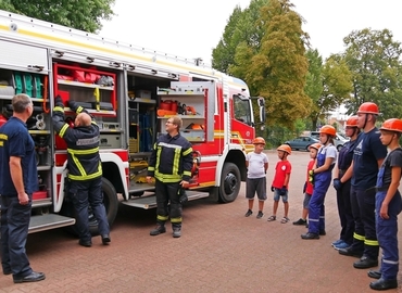 Was befindet sich alles auf einem Feuerwehrauto? Theoriestunde bei der Gubener Jugendfeuerwehr.