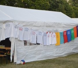 Die Jugendfeuerwehr Kolkwitz hatte alle 19 Lager-Shirts mitgebracht und aufgehangen