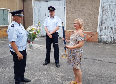 Andreas Britze, Stadtbrandmeister Forst (Lausitz) gratuliert Kam. Katrin Kralijc zur Auszeichnung mit dem Ehrenzeichen der Landesjugendfeuerwehr Brandenburg in der Stufe Silber