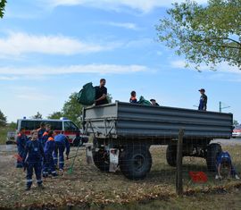 Verladung des Laubes auf dem Anhänger der Agrargenossenschaft Forst (Lausitz)