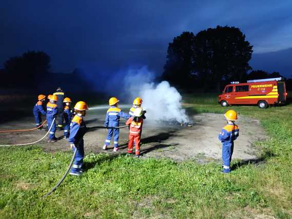 Brandbekämpfung eines Palettenbrandes in Sergen