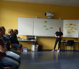 Lea aus Welzow erläutert ihre Gedanken zu den Rollen eines Jugendgruppenleiters