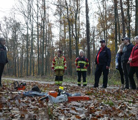 Die Mitarbeiter der Forst Brandenburg stellten alltägliche Arbeitsmittel eines Waldarbeiters vor.