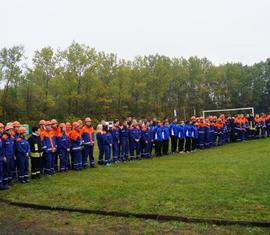 Gruppenfoto aller Jugendfeuerwehren während der Eröffnung.
