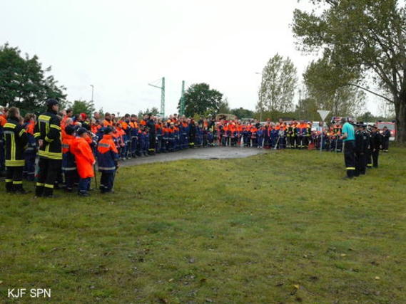 Eröffnung der Pflegeveranstaltung des Ehrenhains durch den stellv. Kreis&shy;jugend&shy;feuerwehrwart Stefan Kothe
