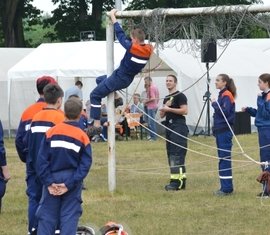 Eine Station der Lagerolympiade war das sogenannte "Spinnennetz" Alle Gruppenmitglieder mussten irgendwie hindurch, aber es durfte keine Lücke doppelt genutzt werden