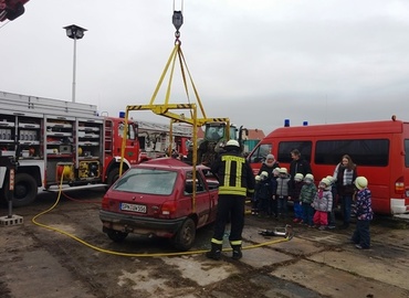 Gespannt schauten die Kinder, wie der Rüstwagen den PKW anhob.