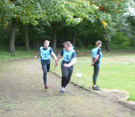 Staffelstabübergabe bei der Jugendgruppe Peitz während dem 1500 Meter Staffellauf.