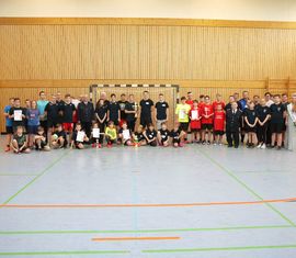 Gruppenbild aller Teilnehmer des 4. Hallenfußballturnieres der Kreis­jugend­feuerwehr Spree-Neiße