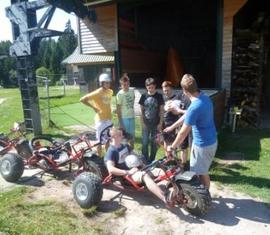 Die Jugendfeuerwehr Wolfshain kurz vor der Abfahrt mit dem "Downhill-Cart".