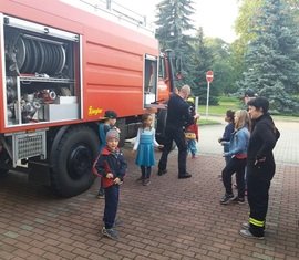 Die Kinder beim Kennenlernen des Fahrzeuges