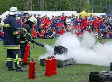 Löschvorführungen standen im Kreisjugendlager der Feuerwehren des Landkreises Spree-Neiße in Kolkwitz auf dem Plan.