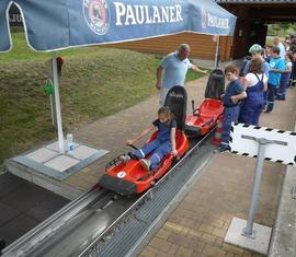 Jedes Jahr aufs neue, ein großer Ansturm an der Sommerrodelbahn im Erlebnispark Teichland nach den Pflegearbeiten am Ehrenhain.