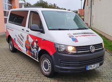 Kolkwitzer Mannschaftstransportwagen mit der Werbung für die Nachwuchsgewinnung der Kreisjugendfeuerwehr Spree-Neiße