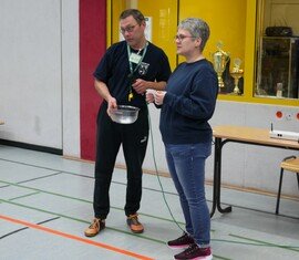 Fachbereichsleiterin Kinder in der Feuerwehr, Antje Raschick, nimmt die Auslosung der Spielgruppen vor