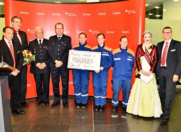 Vertreter der Jugendfeuerwehr Forst (Lausitz) mit ihrem Stadtbrandmeister, Jugendwart und dem Vorsitzenden des Vereins zur Förderung der Freiwilligen Feuerwehr Forst (Lausitz) e.v. bei der Scheckübergabe der Sparkasse Spree-Neiße in Forst (Lausitz)