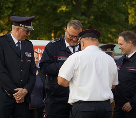 Stellvertretend für den Vorstandsvorsitzenden übernehmen der Kreisbrandmeister Stefan Grothe (mitte), Kreis­jugend­feuerwehrwart Stefan Kothe (links) und Mario Lange - Feuerwehr Spremberg (rechts) die Auszeichnung mit Ehrenzeichen des Kreis­feuerwehr­verbandes Spree-Neiße e.V.