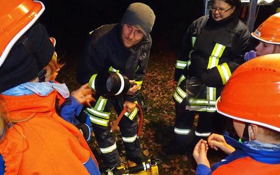 Christian Beckmann bespricht mit der Feuerwehrjugend in Bagenz, welche Hilfsmittel „Lotte“, das Tragkraftspritzenfahrzeug aus Komptendorf, an Bord hat.