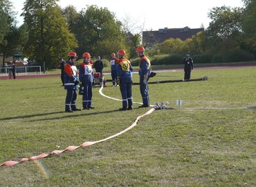 Der Schlauchtrupp der Gruppe Guben/Schenkendöbern erhält seine Einsatzbefehl vom Gruppenführer