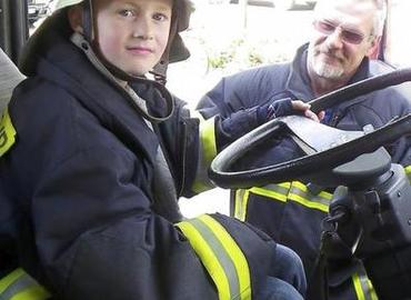 Unter Aufsicht von Uwe Wollheim von der Freiwilligen Feuerwehr Guben durfte der achtjährige Paul Halbing im Einsatzfahrzeug der Floriansjünger Platz nehmen.