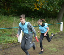 Staffelstabübergabe von Antonia an Nils bei der Jugendgruppe Peitz während dem 1500 Meter Staffellauf.