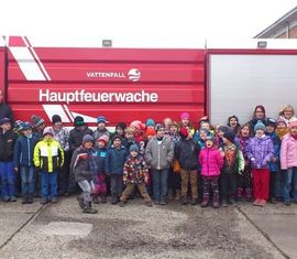 Gruppenbild vor dem HTLF der Werkfeuerwehr Vattenfall in Schwarze Pumpe