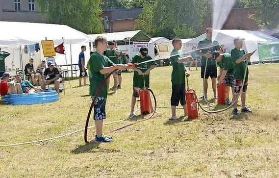 Beim Camp der Jugendfeuerwehren, hier eine Aufnahme vom Lager in Guben 2014, messen sich die Teilnehmer in den verschiedensten Wettbewerben.