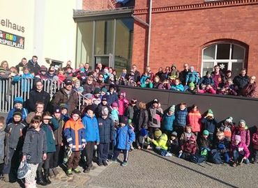 Gruppenbild am Eingang zum Haberland Luckau