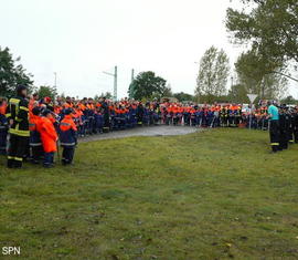 Eröffnung der Pflegeveranstaltung des Ehrenhains durch den stellv. Kreis&shy;jugend&shy;feuerwehrwart Stefan Kothe