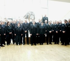 Gruppenbild aller Teilnehmer vor dem Mammut im Kreishaus.