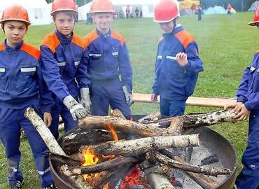 Auch Eric, Felix, Paul, Felix und Odin aus den Jugendfeuerwehren Döbern und Wolfshain waren beim Kreisjugendlager am Pfingstwochenende in Friedrichshain mit dabei.