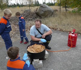 Der kleine Imbiss wurde vor den Toren des Ehrenhains vorbereitet