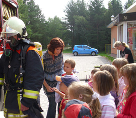 Vollständig ausgerüstet, wird Herr Grunewald von den Kindern bestaunt.