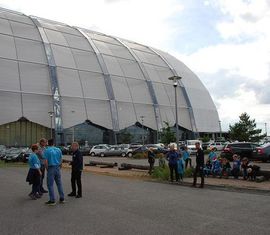 Kurze Besprechung vor der riesigen Halle