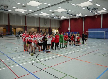 Aufstellung der 6 teilnehmenden Mannschaften bei,m 6. Hallenfußballturnier in Forst (Lausitz)