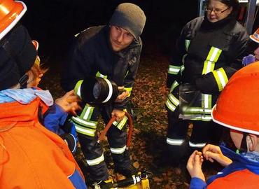 Christian Beckmann bespricht mit der Feuerwehrjugend in Bagenz, welche Hilfsmittel „Lotte“, das Tragkraftspritzenfahrzeug aus Komptendorf, an Bord hat.