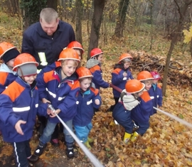 Die Kinder beim Löschen des „ausgebrochenen Feuers“ im Park