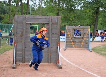 Die Teammitglieder der einzelnen Jugendfeuerwehren kämpfen um die besten Zeiten bei den Stafetten.