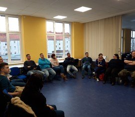 Die Teilnehmer des JuLeiCa Teil 2 Lehrgängen auf Ebene des Landkreises Spree-Neiße gemeinsam mit der Landesjugendfeuerwehr im Gesprächskreis