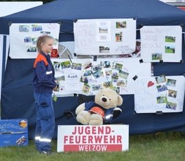 Die Jugendfeuerwehr Welzow präsentiert ihre Ausstellung zu ihren Teilnahmen an den vergangen Kreisjugendlagern
