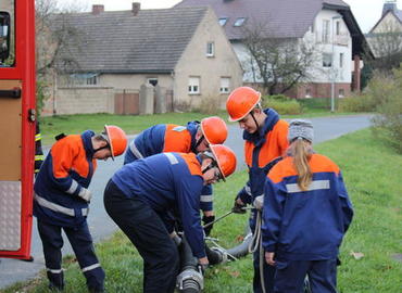 Die Gruppe im Löscheinsatz – Es musste eine Wasserversorgung aufgebaut werden