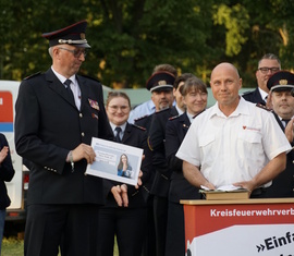 Übergabe des Spendenchecks vom Amtswehrführer Lars Mudra (rechts) an Kreis­jugend­feuerwehrwart Stefan Kothe (links)