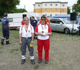 Tom Frischke (DRK-Rettungshundestaffel) links
Birgitt Göldner (SEG Guben) rechts