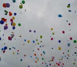 99 Luftballons.. Nein es waren weitaus mehr Luftballons welche jeweils eine Grußkarte in die weite Welt hinaus trugen