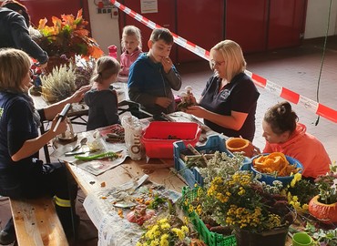 Herbstliche Gestecke wurden im Gerätehaus der Feuerwehr Burg-Dorf gebastelt