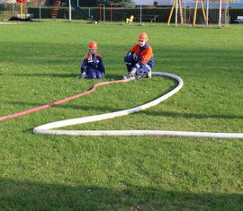 Einsatz: Brand klein – Die Wasserversorgung steht. Der Schlauchtrupp bedient den Verteiler
