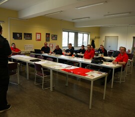 Nico Hammel von der Feuerwehr Guben berichtet über seine Vorgehensweise bei der Arbeit mit dem Rauchdemohaus