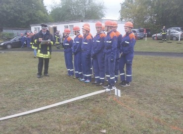 Jugendfeuerwehren des Amtes Döbern-Land bei der Abnahme Leistungsspange vor Beginn der Schnelligkeitsübung.