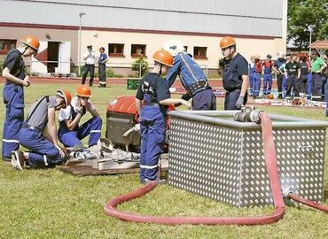 Beim Löschangriff Nass stellten sich Nachwuchs-Feuerwehren aus dem gesamten Kreisgebiet dem Vergleich, der erstmals in Guben stattfand.